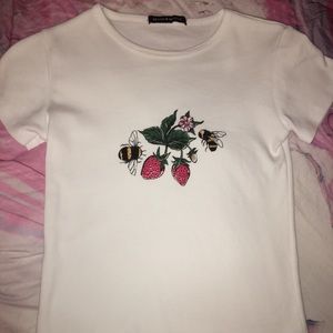 Brandy Melville Honeybee & Strawberry Baby Tee🍓🐝